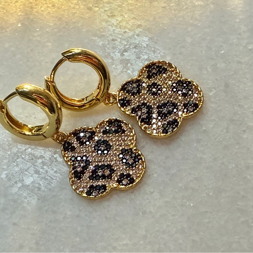 Wild Clover Crystal Drop Earrings - Picture 3 of 4